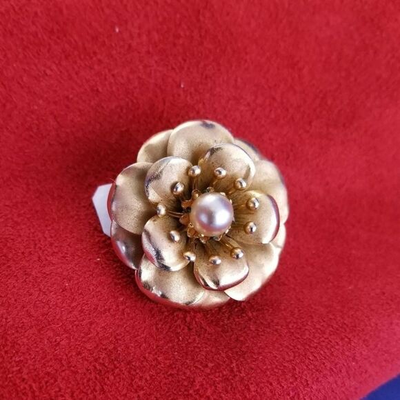 CORO VINTAGE WILD ROSE BROOCH/PIN WITH PEARL CENTER EUC - Picture 2 of 10